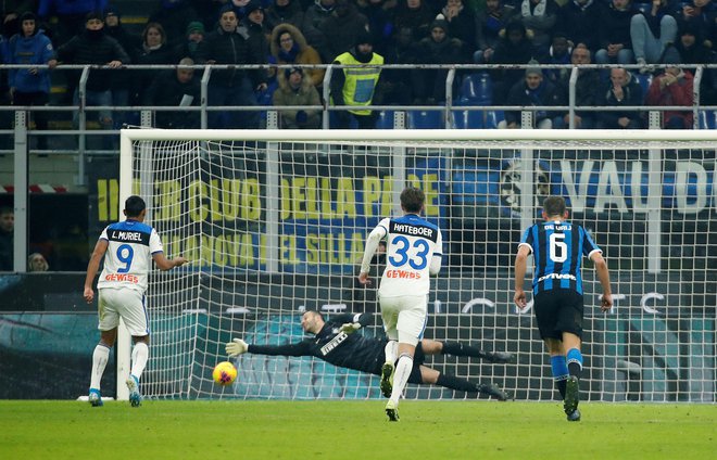 Takole je vratar Handanović v izdihljajih tekme med Interjem in Atalanto ustavil strel Luisa Muriela z bele točke. FOTO: Reuters