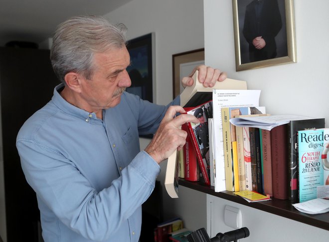 Doma je obdan s knjigami, številnimi plaketami, ki jih je prejel v karieri, in buteljkami dobrega vina. Slednje ena redkih reči, ki ga premamijo k zapravljanju. FOTO: Dejan Javornik