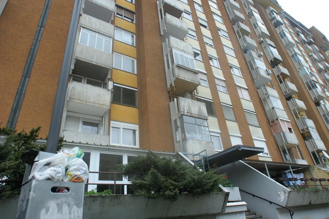 Vlada razmišlja o omejitvi izhodov iz stanovanj (fotografija je simbolična). FOTO: Mavric Pivk, Delo