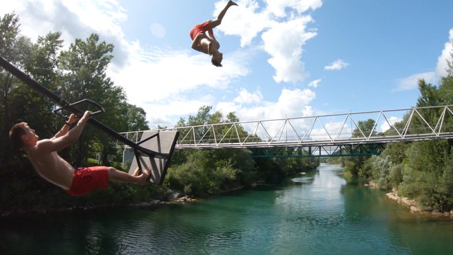 Gugalnica, s katero so dosegli kar trikratnik gravitacijske sile, je leteče vrage pognala 15 metrov daleč.