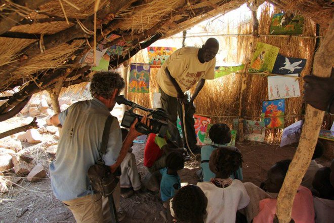 Tomo med otroki nubskih gora in njihovimi umetninami. Foto: facebook