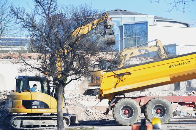 Požgano so odpeljali na smetišče.&nbsp;FOTOGRAFIJE: Drago Perko