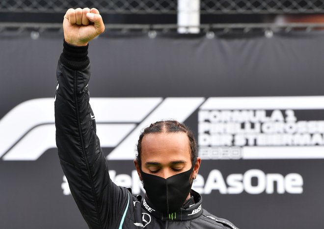 Lewis Hamilton se toliko kot s F1 ubada tudi z bojem za enakopravne pravice temnopoltih. FOTO: Joe Klamar/Reuters