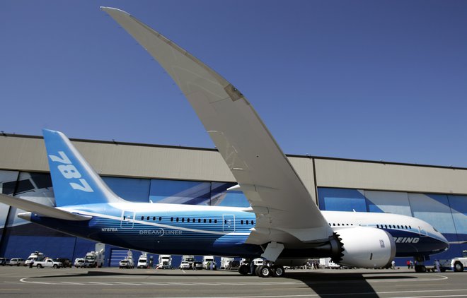 Boeing se je tokrat zanašal na široko karoserijo, proizvedeno v rekordnih številkah in si tako nakopal stroške v višini 20 milijard dolarjev. FOTO: REUTERS/Robert Sorbo 