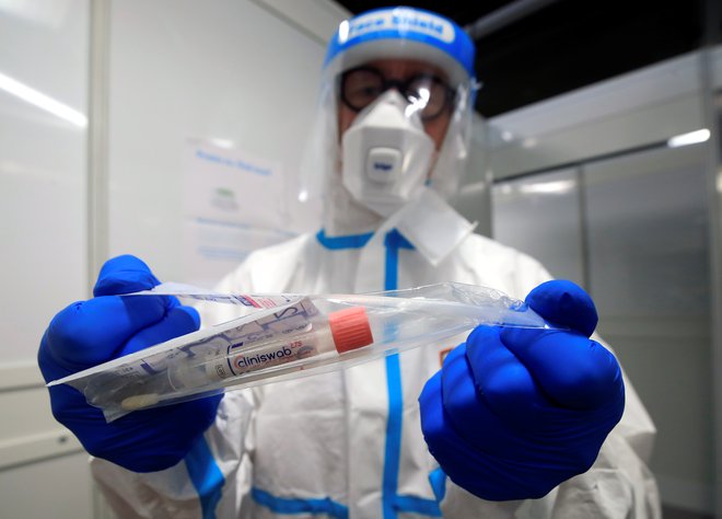 Test na koronavirus je bil pozitiven. FOTO: Wolfgang Rattay, Reuters