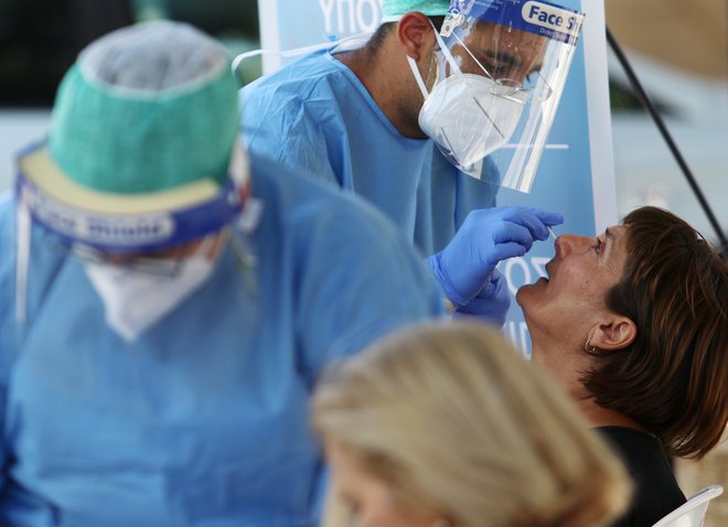 Vsak dan se opravi na tisoče testov po vsem svetu. FOTO: Yiannis Kourtoglou, Reuters