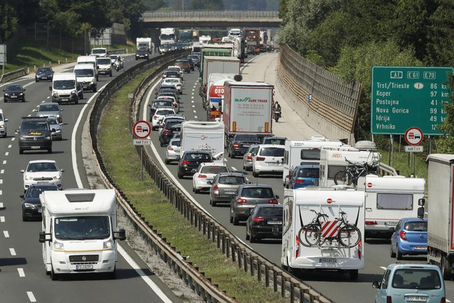 Kolona na slovensko-avstrijski meji je bila v soboto dolga več kot deset kilometrov. Fotografija je simbolična. FOTO: Leon Vidic, Delo