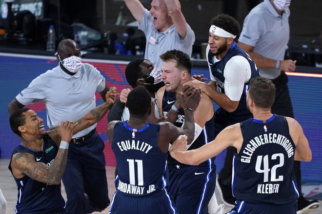 Ko je Luka Dončić zadel za zmago in so vsi fantje stekli proti njemu, se je počutil kot v nebesih. FOTO: Ashley Landis/Usa Today Sports