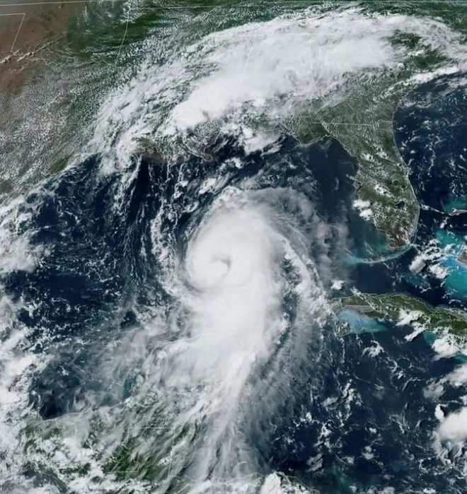 Orkan četrte kategorije lahko za več mesecev opustoši in onemogoči življenje na prizadetem območju. FOTO: Twitter, posnetek zaslona