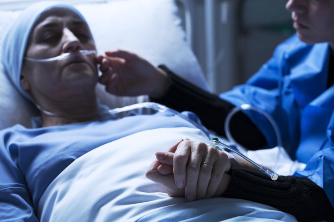 Žrtve covida-19 so tudi bolniki z rakom, ki umirajo zaradi prepoznega odkritja bolezni. FOTO: Katarzyna Bialasiewicz/Getty Images