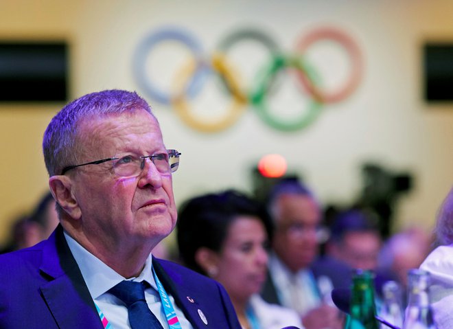 Podpredsednik MOK John Coates pravi, da igre dobivajo nov pomen; postajajo namreč igre, ki premagujejo virus. FOTO: Denis Balibouse/Reuters