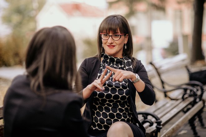 Potrebujejo dostop do javnih informacij in storitev prek tolmačenja v znakovnem jeziku. FOTO: Nikolapetkovic1988/Getty Images/