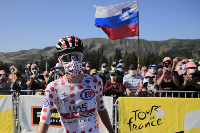 Slovenske zastave vihrajo že med dirko. FOTO: Christophe Petit Tesson/Reuters