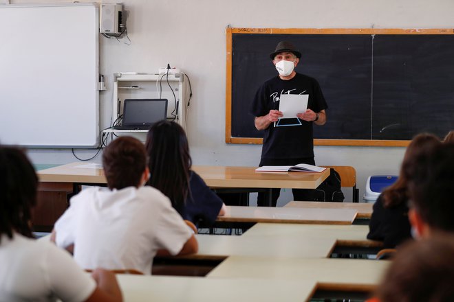 Pod določenimi pogoji bodo učitelji maske lahko sneli. FOTO: Yara Nardi, Reuters