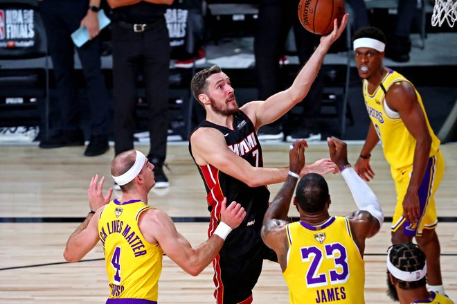 Dragić in Lebron na tekmi 30. septembra. FOTO: Kim Klement Usa Today Sports