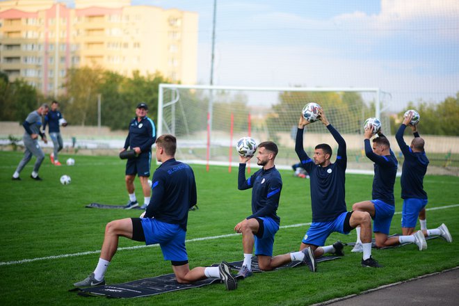 Selektor Matjaž Kek je v Kišinjovu takole spremljal zadnji trening Slovencev pred drevišnjo tekmo z Moldavijo. FOTO: Nzs/m24.si