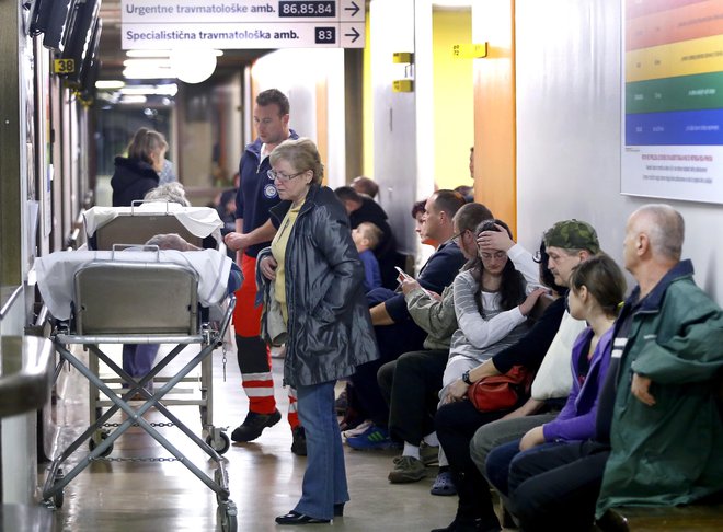 Polni hodniki na kirurškem oddelku urgence. FOTO: Aleš Černivec, Delo