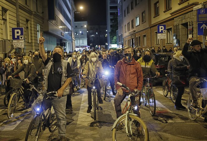 Delo vlade kot nezadostno ocenjuje 32 odstotkov vprašanih, še nadaljnjih 16 odstotkov pa le kot zadostno. FOTO: Blaž Samec