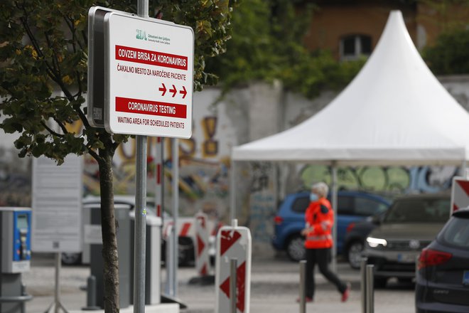 V prvem valu je bil po ocenah okužen vsak tristoti, zdaj pa že vsak stoti Slovenec. FOTO: Leon Vidic, Delo