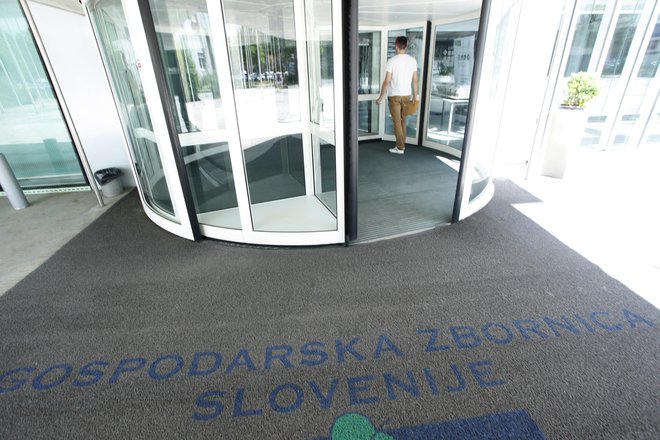 <strong>»</strong>Potrebno je izboljšati likvidnostno shemo, zamrzniti dvig minimalne plače, olajšati zagon investicij v podjetjih, omogočiti pozavarovanje terjatev v Sloveniji, pomagati z ukrepi najbolj prizadetim podjetjem …,« poudarjajo na GZS. FOTO: Delo