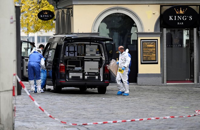 Oblasti sicer še vedno ne morejo izključiti možnosti, da je v napadu sodelovalo več napadalcev, in vztrajajo pri pozivu ljudem, naj ostajajo doma in se izogibajo zlasti središču mesta. FOTO: Radovan Stoklasa, Reuters