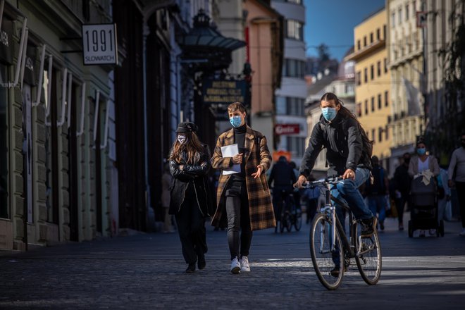 Izkušnja z virusom je vse bližja in bolj pogosta, kažejo rezultati raziskave #Novanormalnost. FOTO: Voranc Vogel/Delo