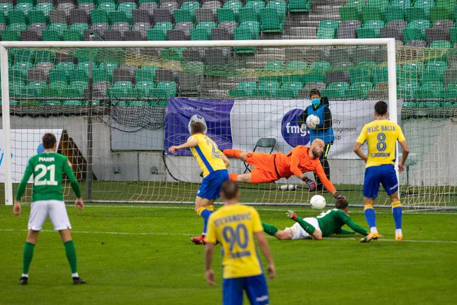 Nogometaši Kopra (v rumeno-modrih dresih) so bili v derbiju spretnejši in učinkovitejši kot ljubljanski gostitelji. FOTO: Voranc Vogel