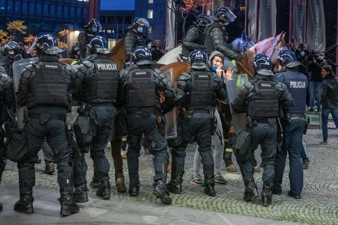 Četrtkovi protesti v Ljubljani so se končali s spopadom različnih maskiranih skupin in policijo. FOTO: Voranc Vogel, Delo
