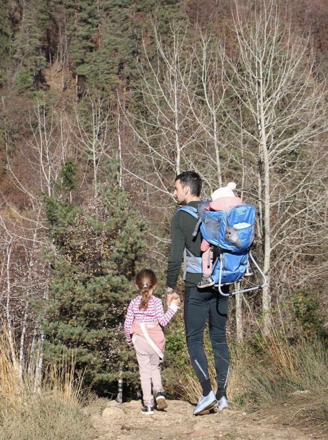 Za spremembo je puško tokrat pustil doma, si na hrbet naložil najmlajšo hčer ter se skupaj z ženo in starejšo hčerko odpravil na pohod. Foto: osebni arhiv/Instagram