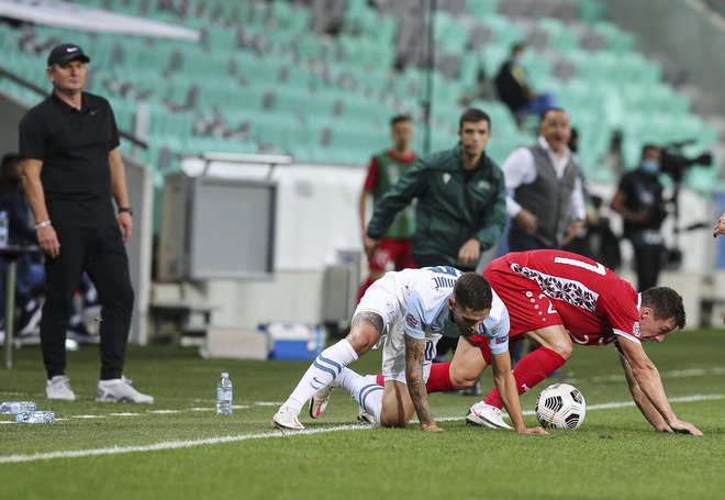 Slovenski nogometaši se bodo s temperamentnimi Grki bojevali z vsemi štirimi, selektor Matjaž Kek pa jih bo taktično usmerjal ob stranski črti. FOTO: Jože Suhadolnik