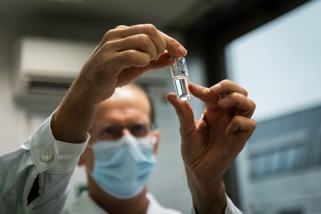 Cepivo naj bi v veliki meri ustavilo širjenje virusa. FOTO: Matyas Borsos/Reuters
