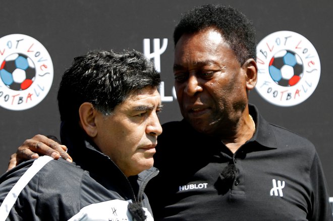 Pele in Diego Maradona leta 2016.&nbsp; FOTO: Charles Platiau Reuters