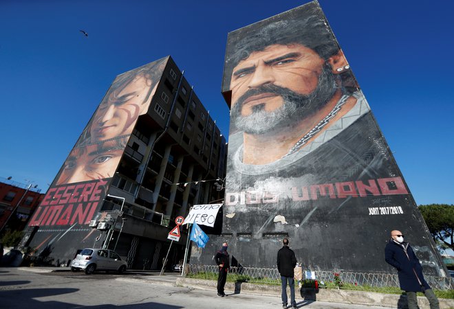 V Neaplju se zbirajo v spomin na Maradono. FOTO: Yara Nardi, Reuters