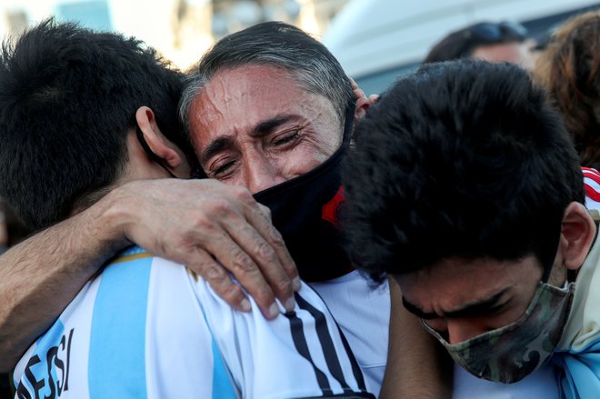 Ljudje so jokali pred predsedniško palačo Casa Rosada. FOTO: Ricardo Moraes, Reuters