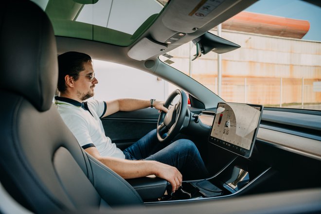 Za svoj prvi milijon si je kupil električni avtomobil tesla model S in parcelo v Portorožu. Fotografije: osebni arhiv