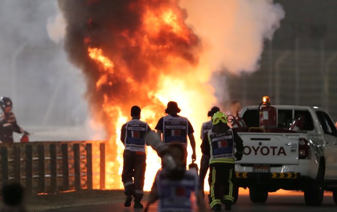 Francoski dirkač Romain Grosjean je komaj ušel smrti. FOTO: Kamran Jebreili, Reuters