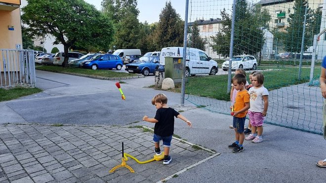 Ob tej igrači pozabijo na čas.