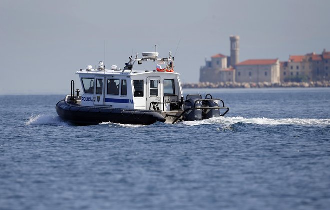 Čoln slovenske policije v Piranskem zalivu. FOTO: Matej Družnik&nbsp;