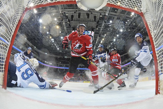 Kanadrski zvezdnik Connor McDavid (na sredini) je bil že drugič zapored najboljši strelec rednega dela v NHL. FOTO: Ai Project Action Images/Reuters