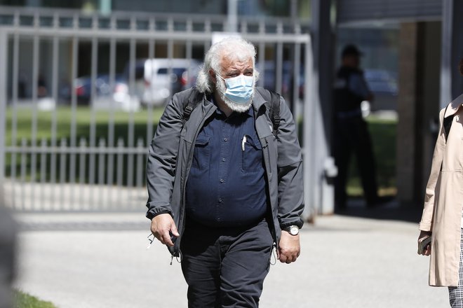 Milanu Kreku vsakič, ko pride iz stavbe Nijz, nekdo sledi. FOTO: Leon Vidic, Delo