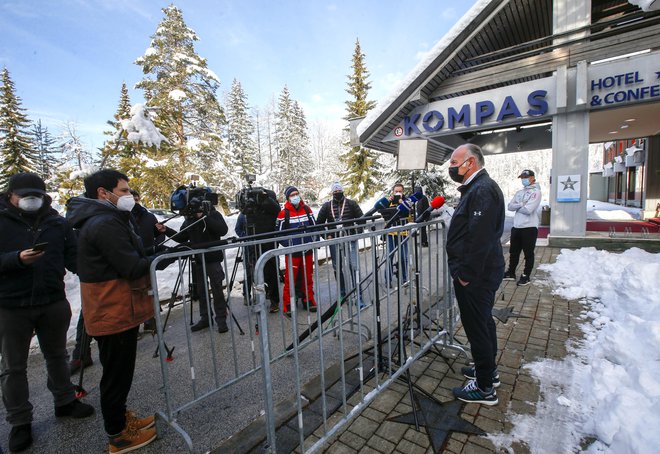 Ljubo Jasnič med izjavo za medije, v Kranjski Gori 12. decembra 2020. FOTO: Matej Družnik