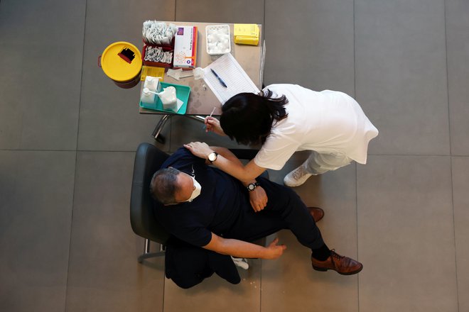 Kaj pomeni nova mutacija virusa pri nadaljnjem zavoranju širjenja? FOTO: Ronen Zvulun Reuters