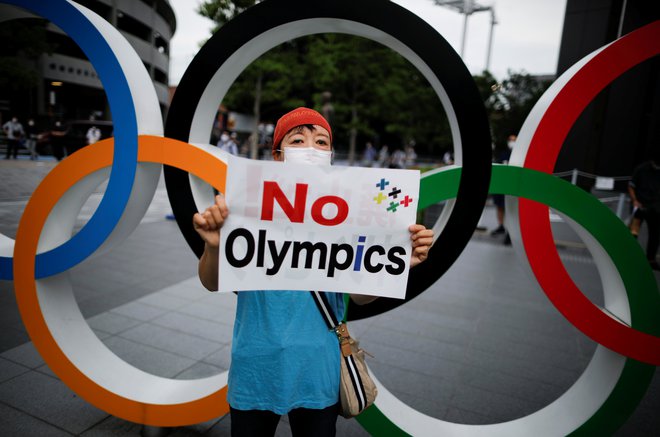 Zaradi pandemije in vrtoglavih stroškov organizacije sta marsikateri Japonec oziroma Japonka proti izvedbi olimpijskih iger v Tokiu. FOTO: Issei Kato/Reuters