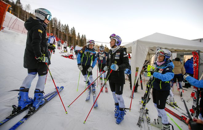 Lani so se slovenske smučarke takole pripravljale na start v Kranjski Gori, čez dober teden se bodo očitno v Mariboru. FOTO: Matej Družnik