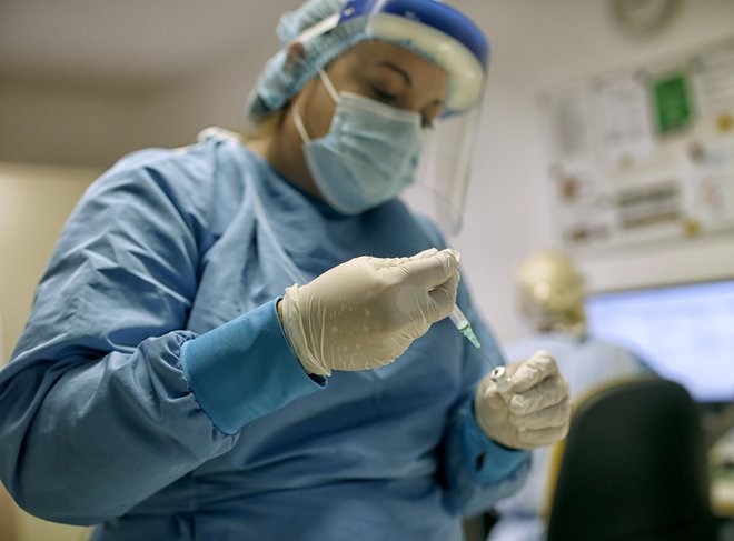 Znova je bil pozitiven skoraj vsak tretji PCR-test. FOTO: Blaž Samec