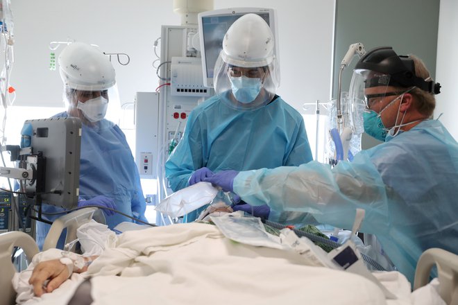Na intenzivnih negah v bolnišnicah je veliko število pacientov. FOTO: Lucy Nicholson, Reuters