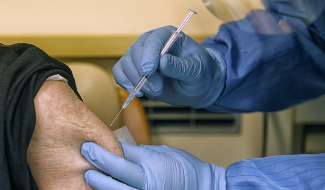 Cepljenje proti koronavirusu. FOTO: Blaž Samec, Delo