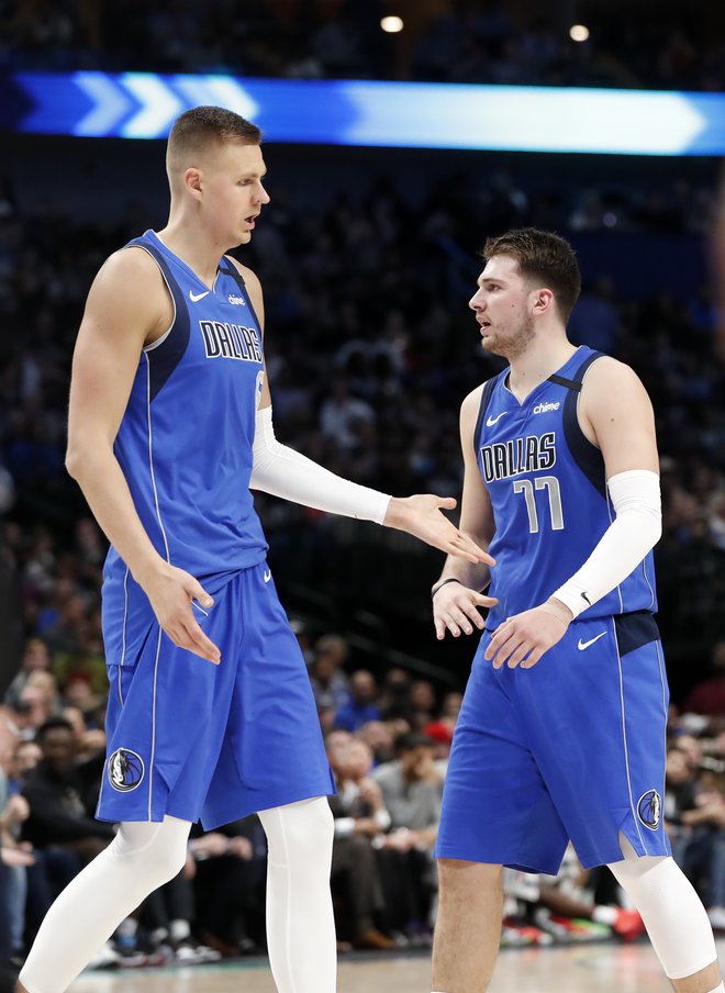 Luka Dončić (77) in Kristaps Porzingis (levo) sta združila moči po skoraj petih mesecih. FOTO: USA Today Sports