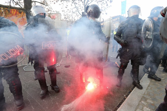 Pred nekdanjo tovarno Rog. FOTO: Marko Feist