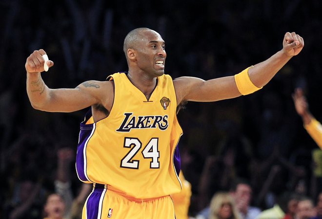 Tako bo Kobe Bryant ostal v spominu navijačem LA Lakers. FOTO: Mike Blake/Reuters